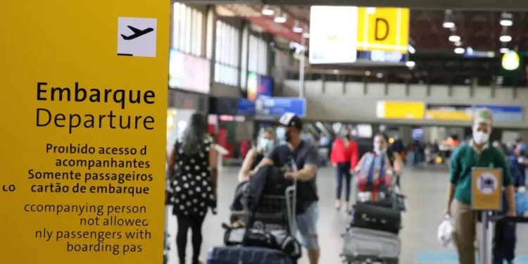 Preço da passagem aérea doméstica caiu 14,7% em setembro, diz Anac