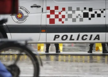 Criança de 4 anos e jovem de 17 morrem durante confronto entre PM e suspeitos