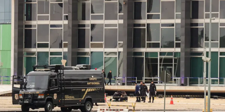 Mala localizada próximo à Câmara não tinha explosivos