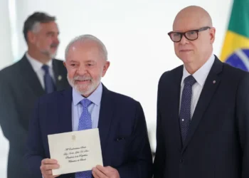 Lula recebe credenciais de oito novos embaixadores