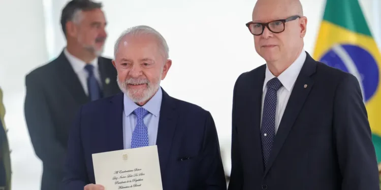 Lula recebe credenciais de oito novos embaixadores