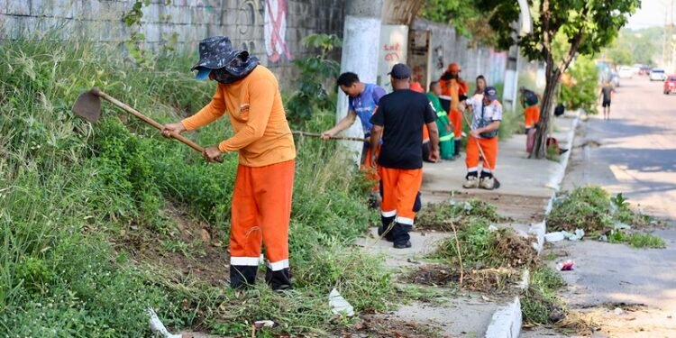 Bairros de Manaus recebem serviços de limpeza e desobstrução de bueiros