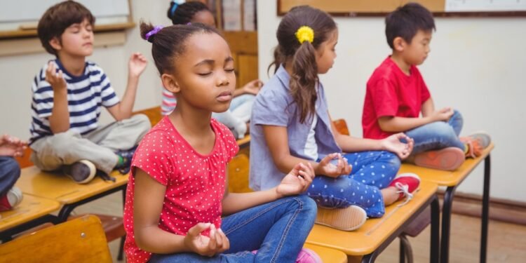 Nova lei que prevê meditação nas escolas em Manaus enfrenta críticas de professores