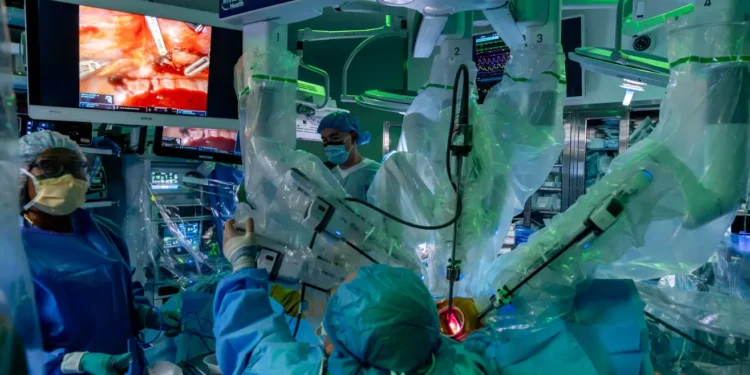 Robôs realizam pela primeira vez transplante duplo de pulmão em ser humano
