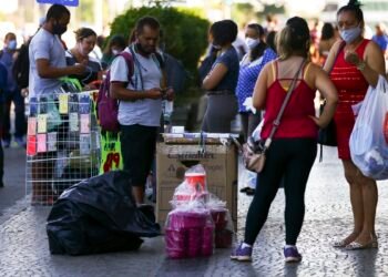 Brasileiros relatam menor renda e insegurança alimentar após pandemia