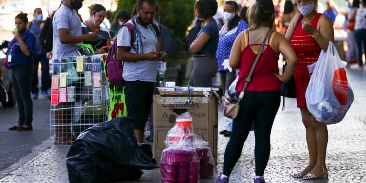 Brasileiros relatam menor renda e insegurança alimentar após pandemia