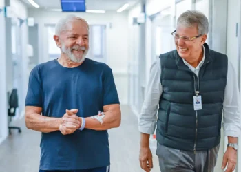 Lula segue internado e fará exames de sangue, diz boletim médico