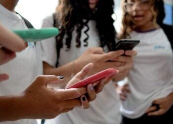 Câmara aprova projeto que restringe uso de celular em escolas