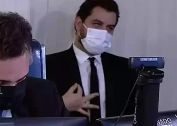 Ex-assessor de Bolsonaro é condenado por gesto racista no Senado