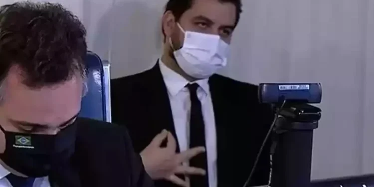 Ex-assessor de Bolsonaro é condenado por gesto racista no Senado