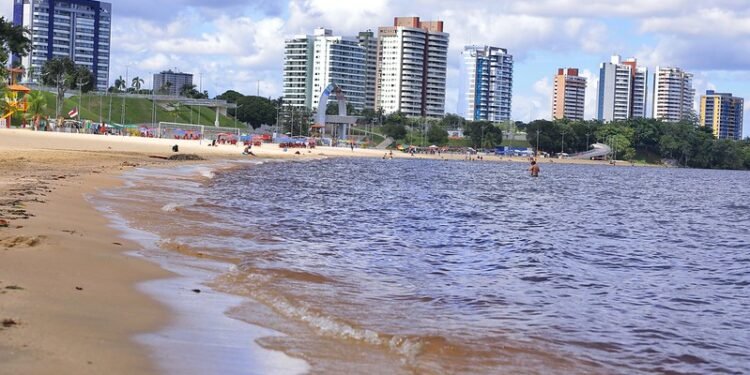 Praia de Ponta Negra é liberada para banho após medição do rio Negro