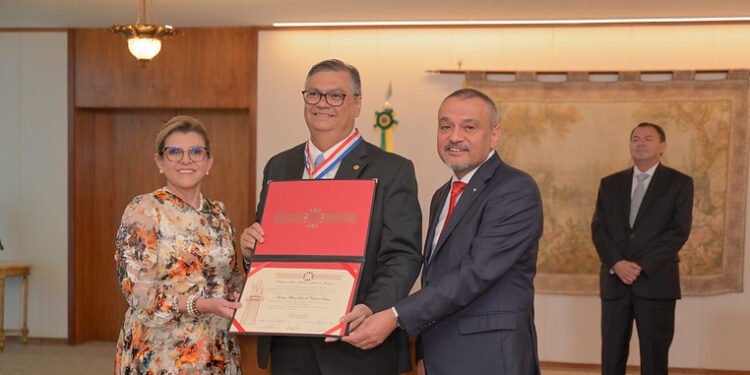 Ministro Flávio Dino, do STF, é condecorado pelo Tribunal de Justiça do Amazonas com a “Medalha da Ordem do Mérito Judiciário”