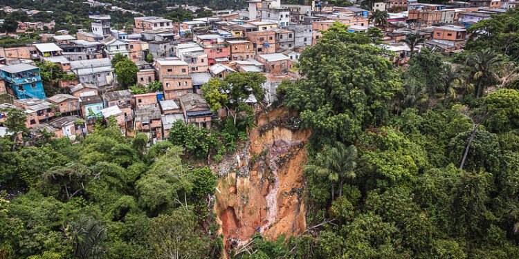 Fala Manaus: barranco cede e moradores do Mauazinho pedem socorro: 'estamos à beira do colapso'