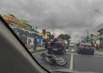 Motociclista é arremessado sobre carro após acidente na zona Leste de Manaus