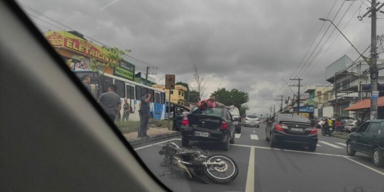 Motociclista é arremessado sobre carro após acidente na zona Leste de Manaus