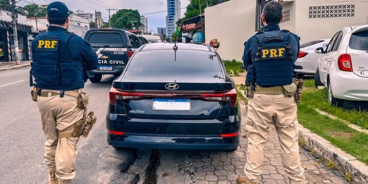 Motorista é preso na BR-319 por estar em veículo roubado