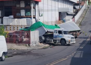 Carreta desde ladeira e invade muro de fábrica na Cidade Nova