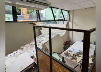 Parede de biblioteca é atingida por escavadeira (Reprodução/Instagram)