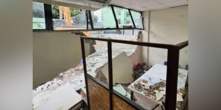 Parede de biblioteca é atingida por escavadeira (Reprodução/Instagram)