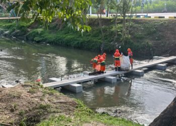 Ecobarreiras instaladas em igarapés se tornam aliadas na contenção de resíduos durante o período de chuvas em Manaus