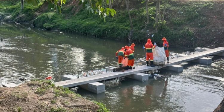 Ecobarreiras instaladas em igarapés se tornam aliadas na contenção de resíduos durante o período de chuvas em Manaus