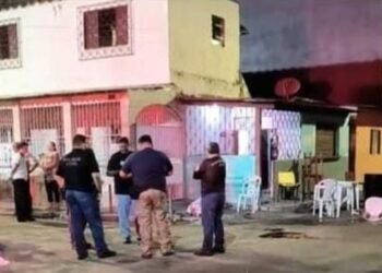 Homem morre por disparo de arma de fogo em rua do bairro Flores