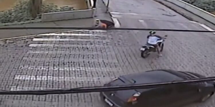 Idosa é arrastada por corda que caiu de caminhonete