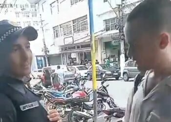 PM viraliza por conversar em inglês para ajudar turistas em Manaus