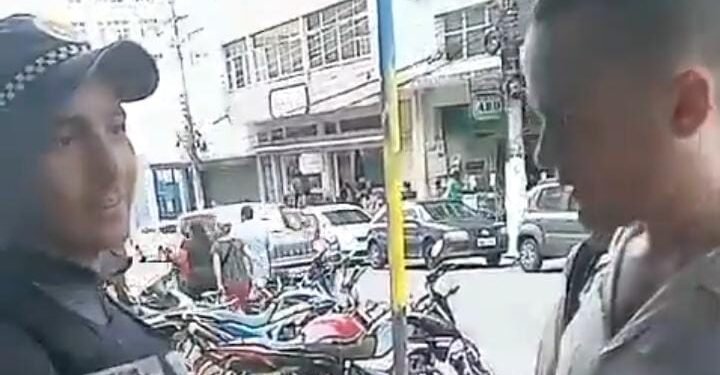 PM viraliza por conversar em inglês para ajudar turistas em Manaus