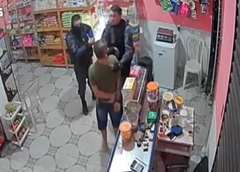 Policiais militares agridem homem com tapas no rosto em Manaus