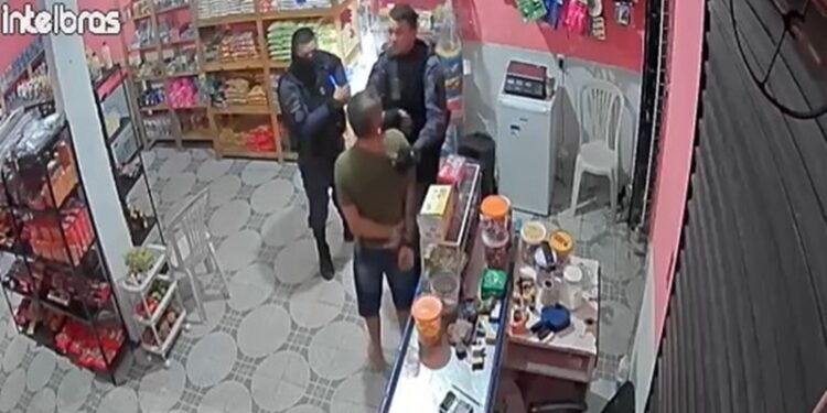 Policiais militares agridem homem com tapas no rosto em Manaus