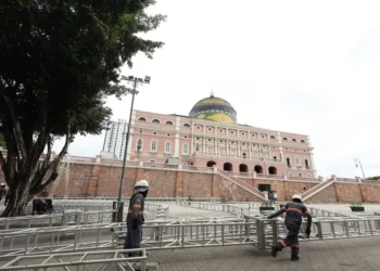 Réveillon do Largo celebra a virada com queima de fogos de baixo ruído e megaestrutura de palco