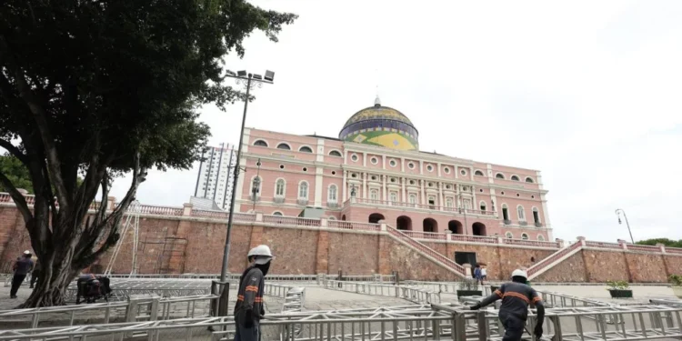 Réveillon do Largo celebra a virada com queima de fogos de baixo ruído e megaestrutura de palco