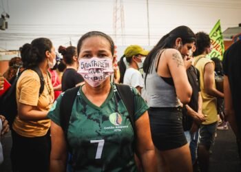 Santarenos vão as ruas protestar contra fumaça de quimadas (Foto: Marta Silva/Tapajós de Fato)
