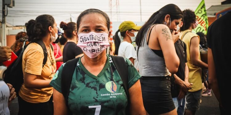 Santarenos vão as ruas protestar contra fumaça de quimadas (Foto: Marta Silva/Tapajós de Fato)