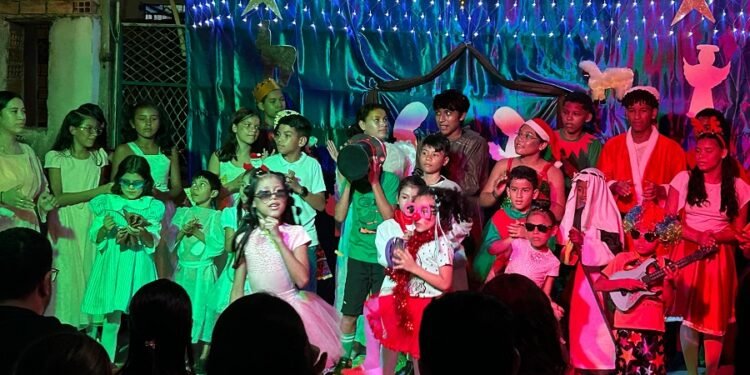 Voluntários levam 'Natal Solidário' para moradores da periferia de Manaus