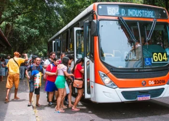 Greve no transporte público: mais de 8 mil trabalhadores podem paralisar se não receberem o 13º Salário