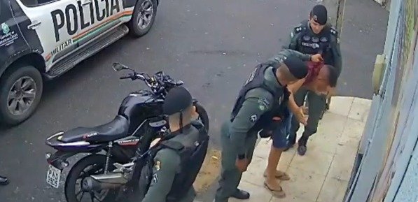 Homem é agredido após ofender PMs no Ceará (Foto: Reprodução/ internet)