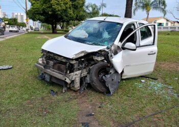 Veículo perde controle e colide com mureta em condomínio na zona Centro-Sul de Manaus