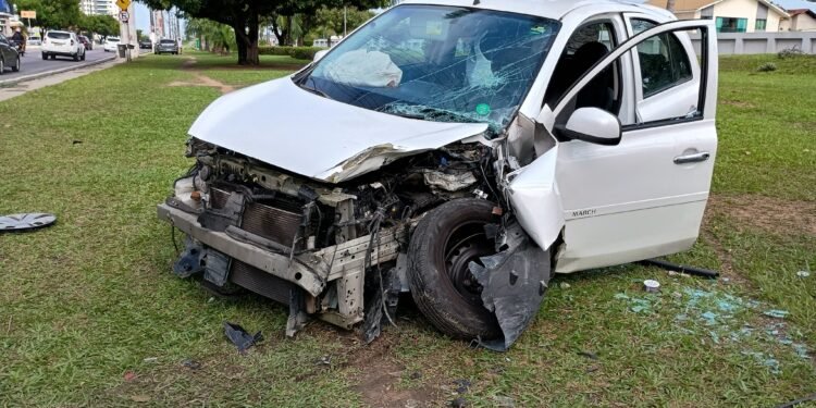 Veículo perde controle e colide com mureta em condomínio na zona Centro-Sul de Manaus