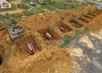 Enterro de 17 fetos é realizado após três anos de abandono em maternidade pública de Manaus - (Foto: Márcio Silva/DPE-AM)