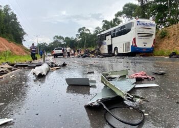 AM-010 é liberada após sete horas de bloqueio em decorrência de grave acidente entre ônibus e carreta