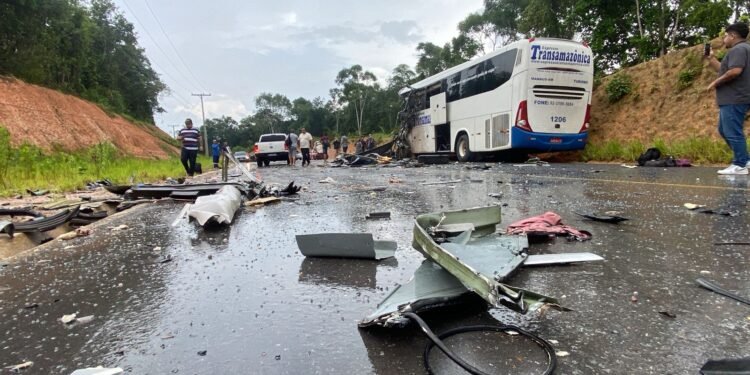 AM-010 é liberada após sete horas de bloqueio em decorrência de grave acidente entre ônibus e carreta