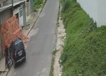 Motorista foge sem prestar socorro após bater em motociclista e derrubar tijolos em Manaus