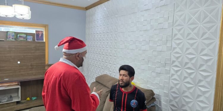 papai noel prende homem