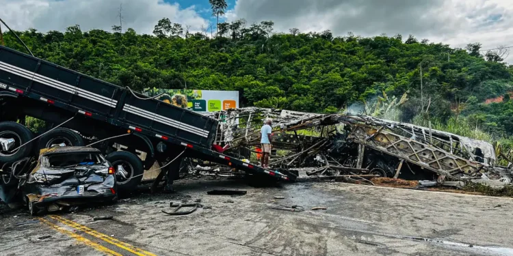Acidente em rodovia deixa 22 mortos em Minas Gerais