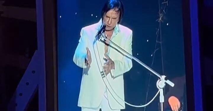 Vídeo: Roberto Carlos se irrita e ameaça abandonar show