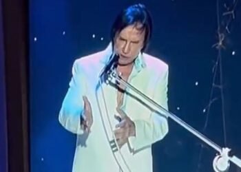 Vídeo: Roberto Carlos se irrita e ameaça abandonar show