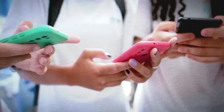 celular-e-proibido-nas-escolas