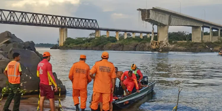 Chega a oito o número de mortes confirmadas após queda de ponte